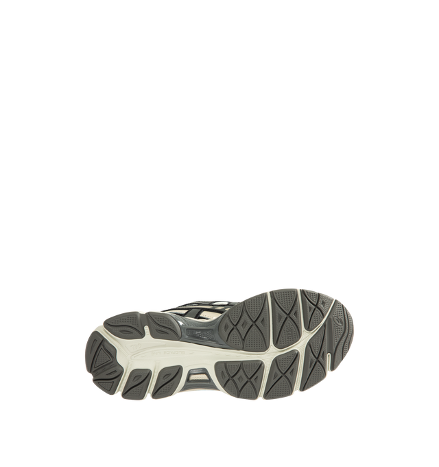 Image 4 of 5 - WHITE - ASICS GEL-NYC 2055 Sportstyle sneaker with early 2000s running shoe design influences in the upper's ASICS stripes, heel counter, and eyelet structure. Featuring GEL-CUMULUS 16 shoe's tooling system. Through a combination of lightweight foams and GEL technology inserts, this midsole formation helps create advanced underfoot comfort. Unisex style in men's sizing. 