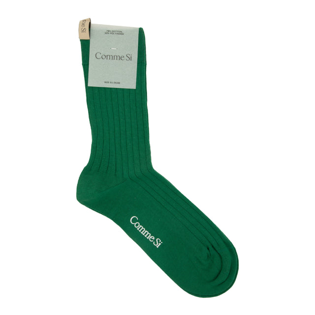 GREEN - COMMES Si The Yves Socks have a wide rib, reinforced toe, and decorative logo ribbon. 78% cotton and 22% polyamide. Made in Italy.